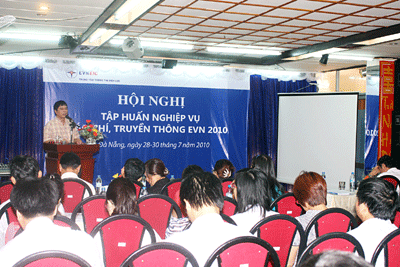 Trung tâm Thông tin điện lực EVN: Tổ chức lớp tập huấn nghiệp vụ báo chí, truyền thông năm 2010